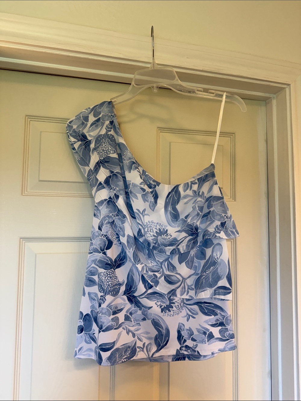 White House Black Market Blue and White One-Shoulder Floral Top Small